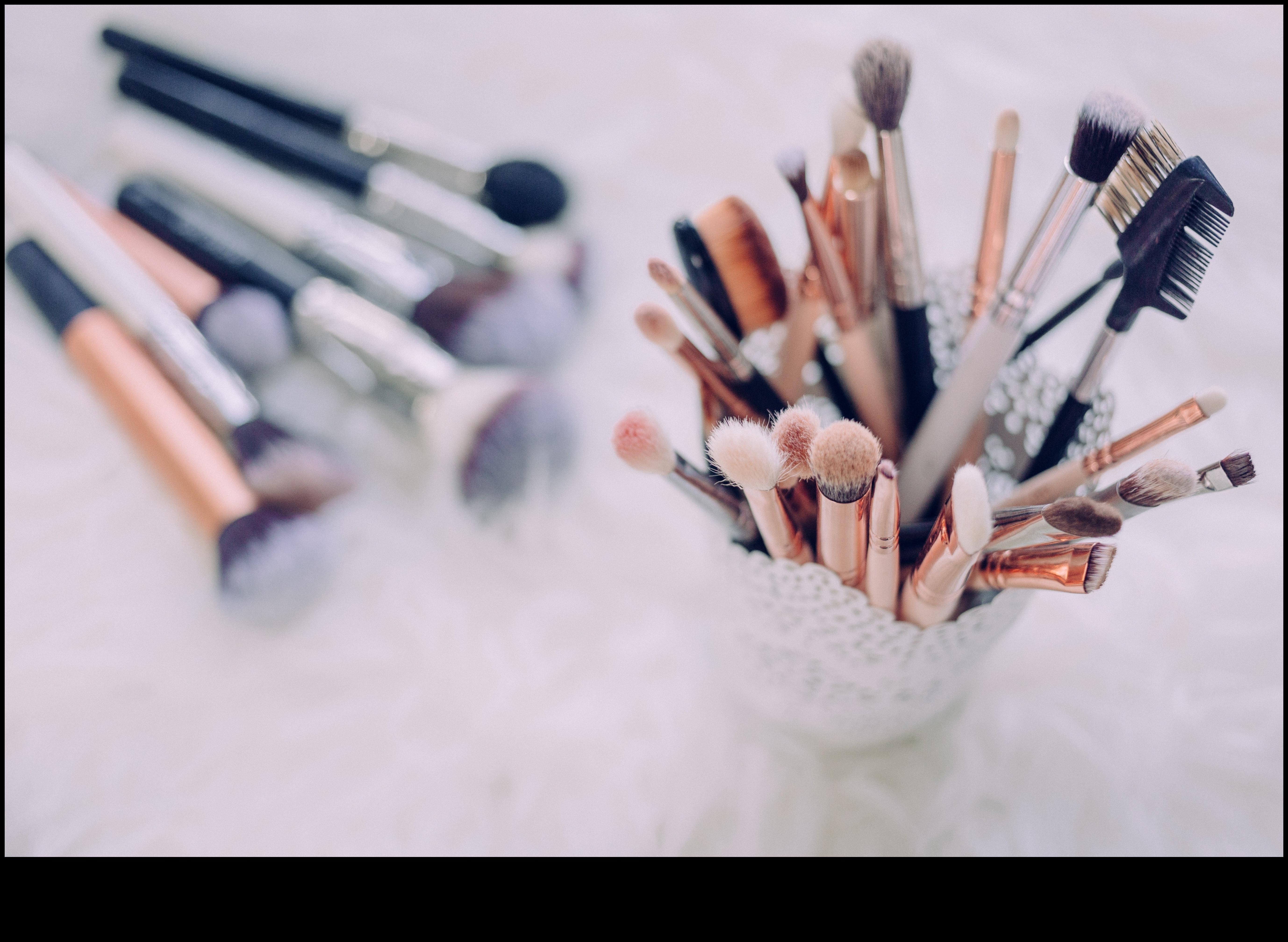 Instrumente de machiaj pentru ten mixt: adaptarea trusei pentru o aplicare echilibrată