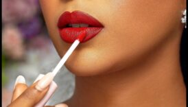 Buze Couture Un sfatuitor impotriva stilurile de sclipitor de buze la modă 3 Buze Couture: Explorarea stilurilor de luciu de buze la modă