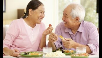 Mâncare bine în anii următori: aventuri culinare în nutriția geriatrică