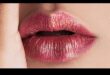 Minunății metalice: încorporarea luciului de buze metalic în aspectul tău