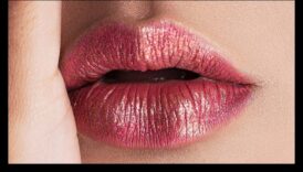 Minunății metalice: încorporarea luciului de buze metalic în aspectul tău