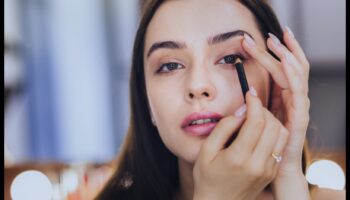 Tehnici de strângere: Îmbunătățiți-vă linia genelor cu precizie